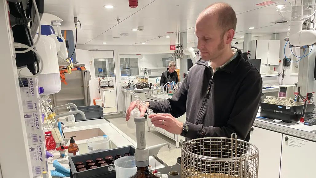 Två persons working in lab