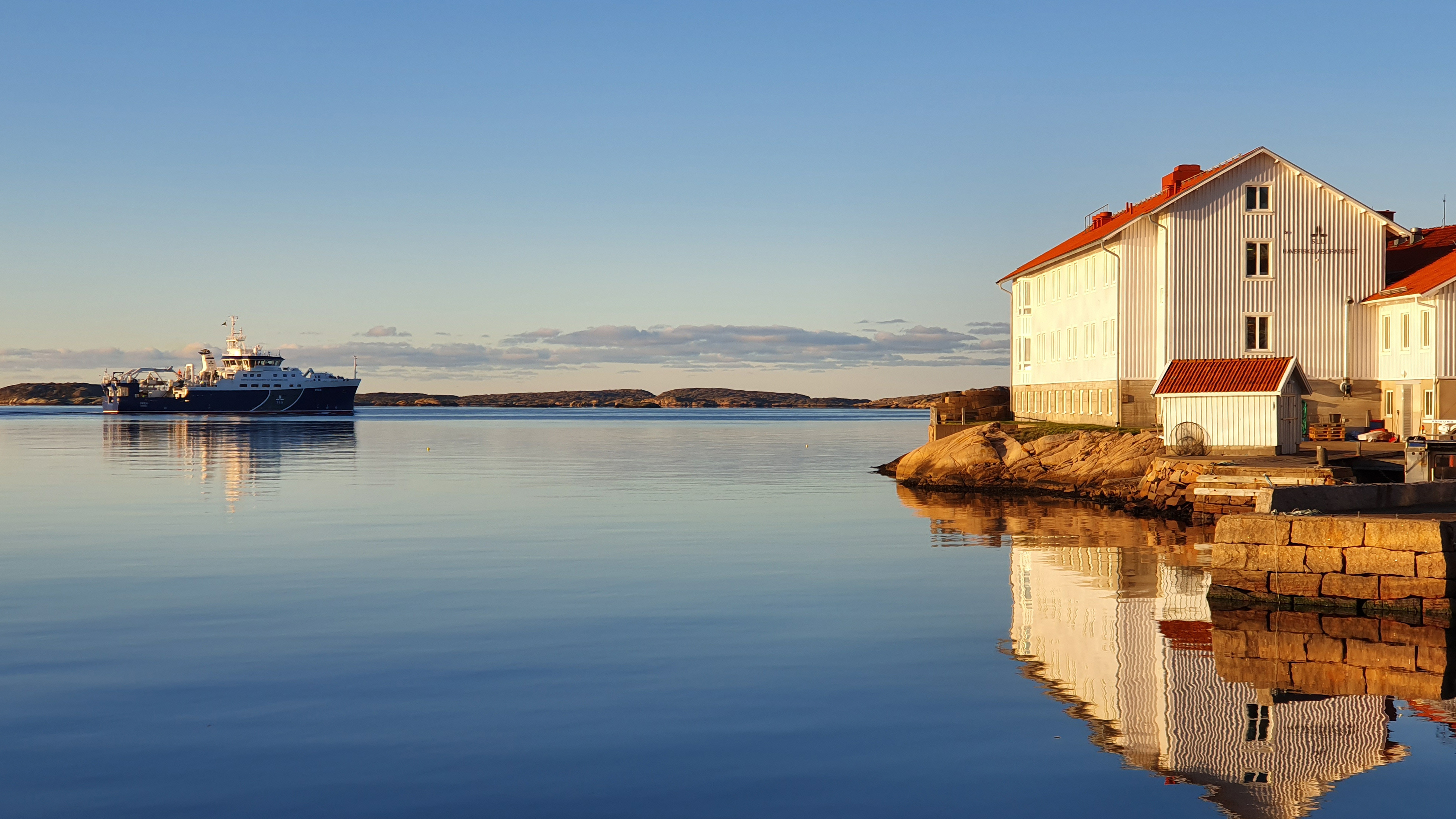 Forskningsfartyget Svea på väg förbi Havsfiskelaboratoriet i Lysekil 