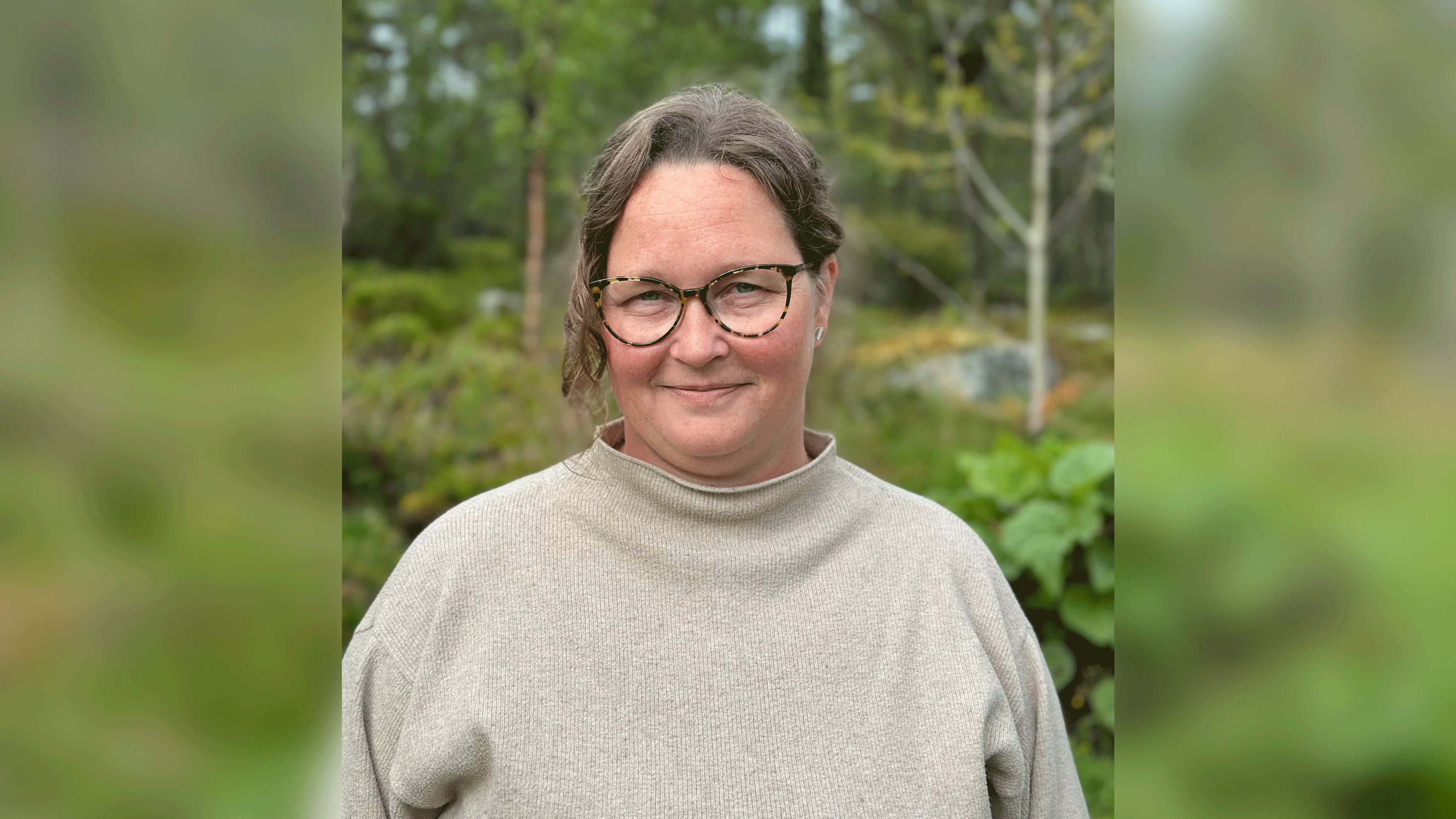 En person i ljus tröja och glasögon