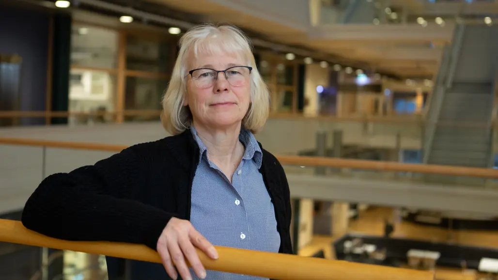 En kvinna i blont hår och glasögon.