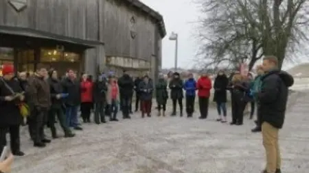 Seminariedeltagare utanför Gamla Uppsala museums entré