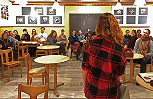 En kvinna föreläser