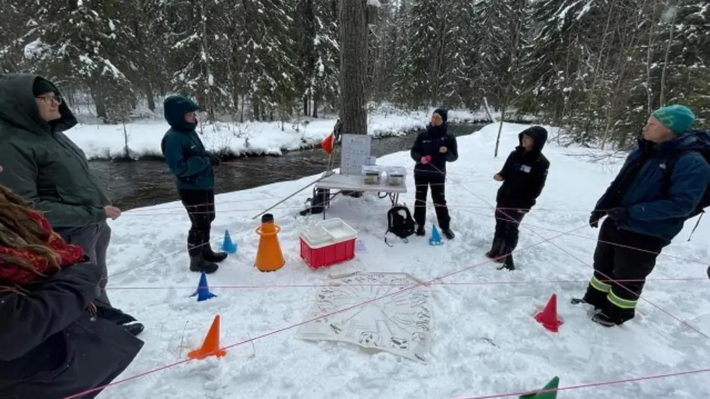 Personer i snö med nysta runt ben