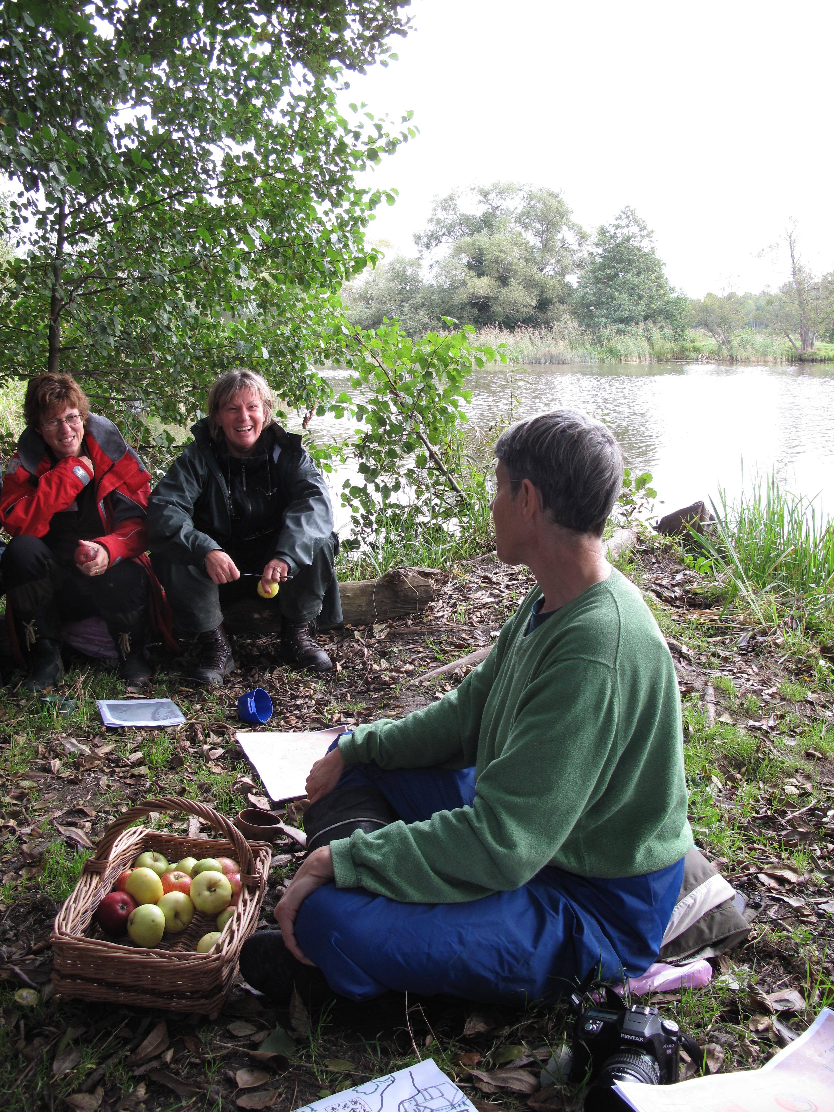 Personer pratar utomhus