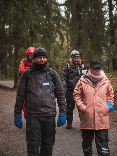 Fyra personer går på en stig