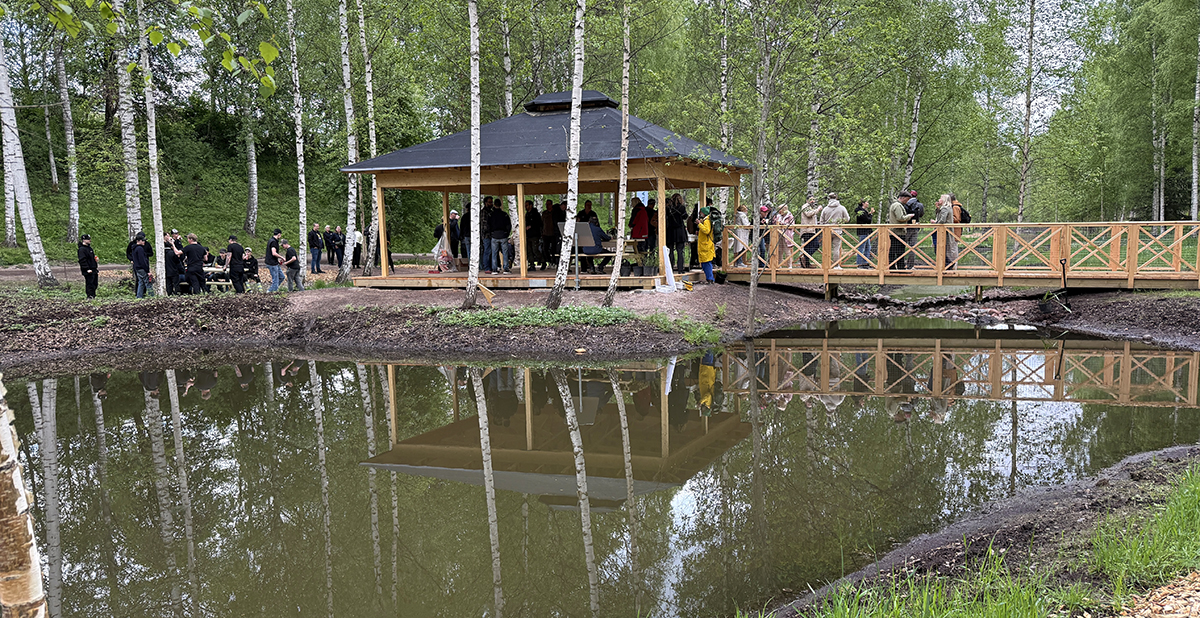 En byggnad med en del folk vid en sjö. 