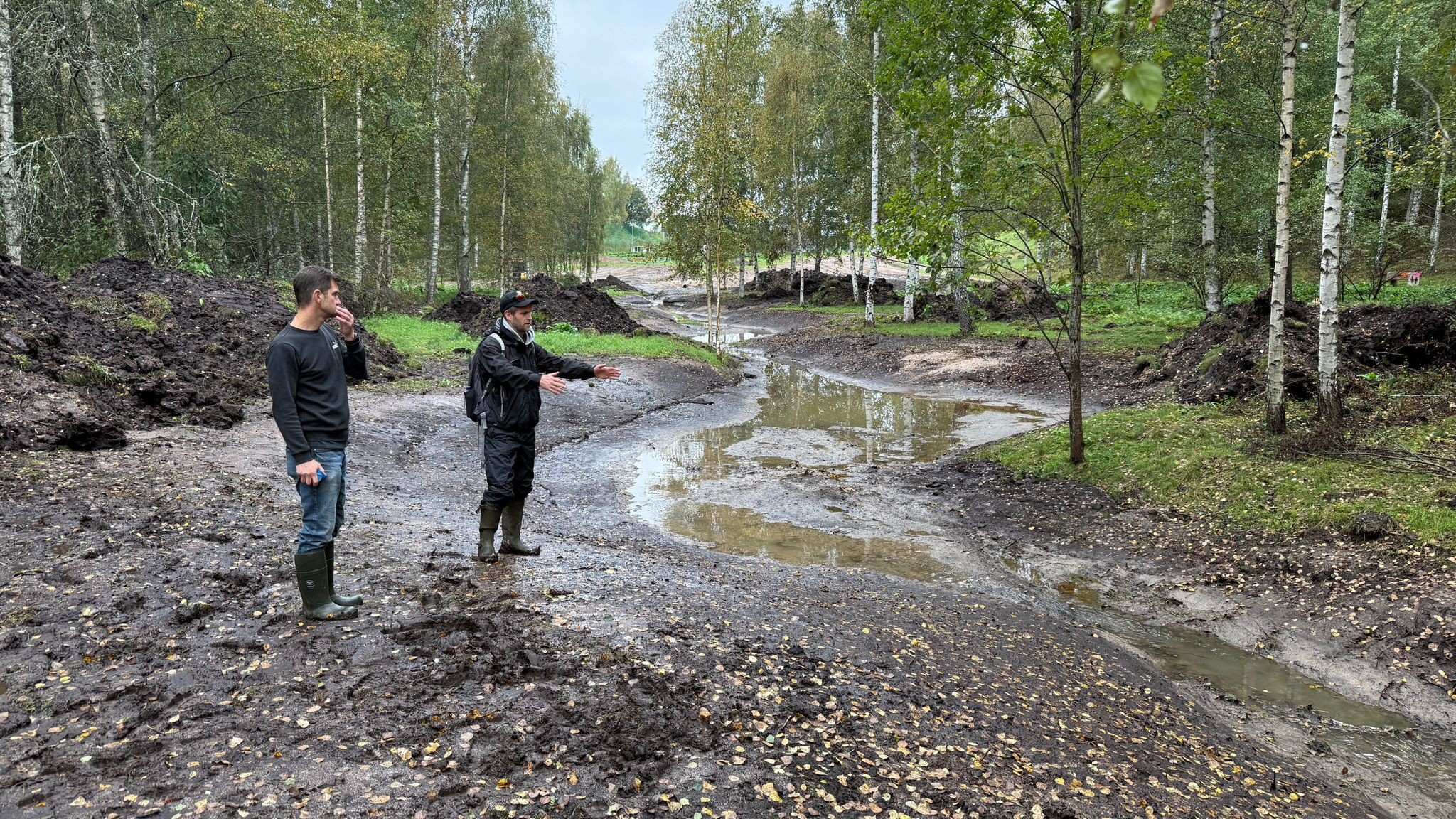 Två personer vid ett vattendrag
