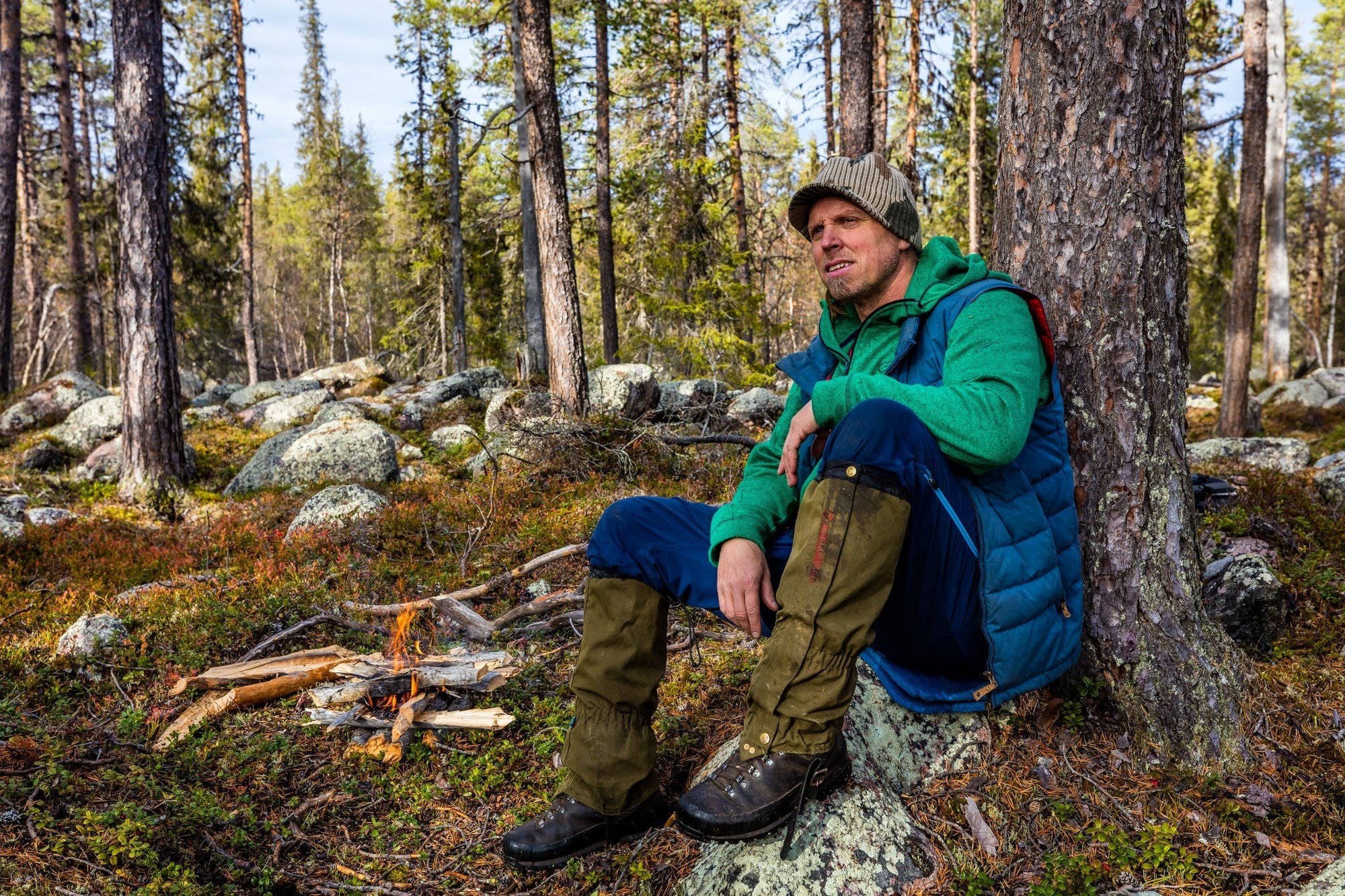 En man vid ett träd