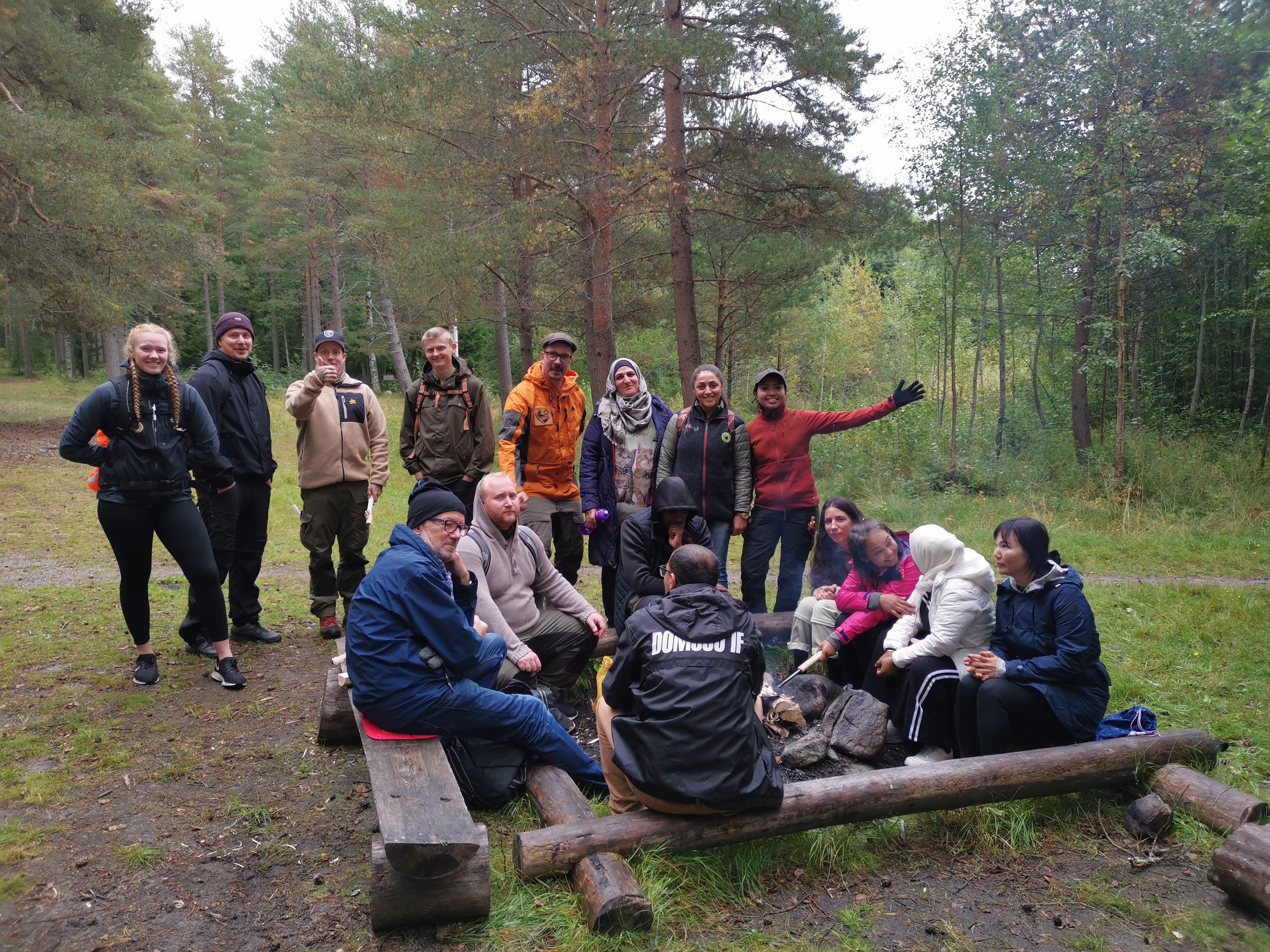 Flera personer i skogen