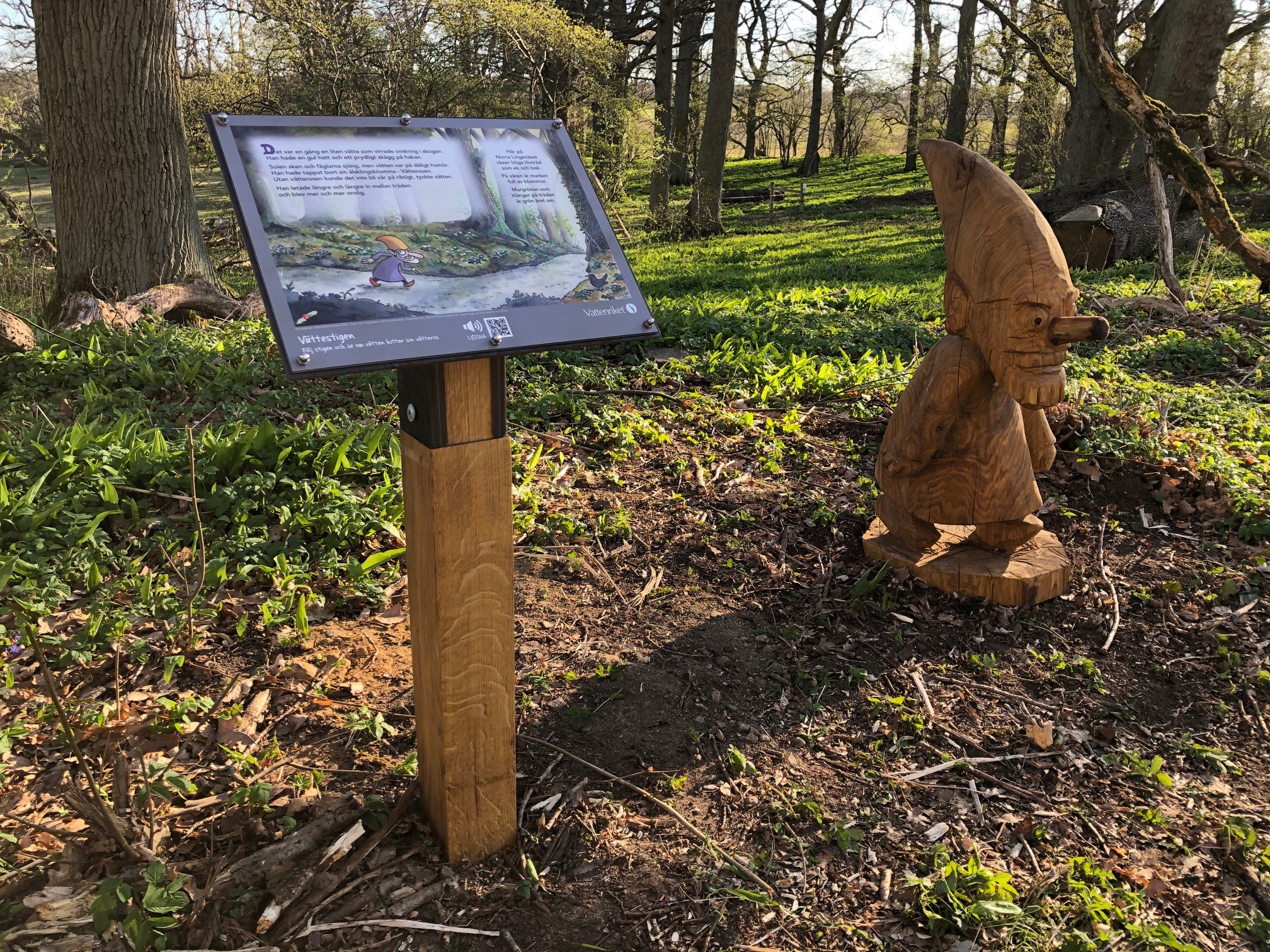 En skylt och en skulptur