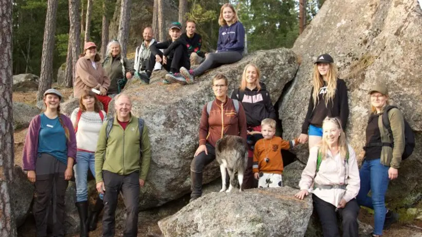 Folk vid en klippa