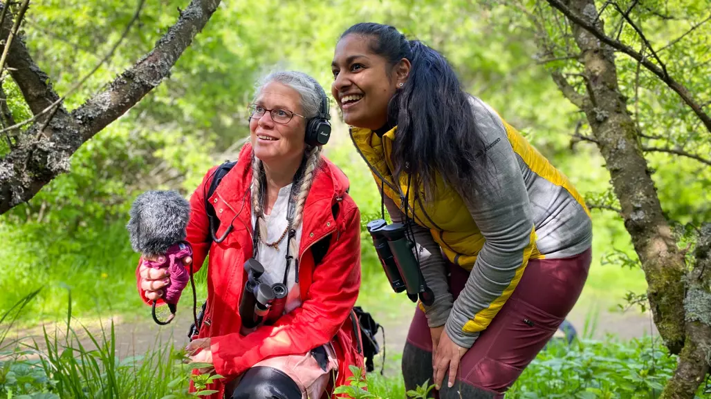 Reporter Lisa Henkow och naturvägledare Linnea Henriksson vid Getterön