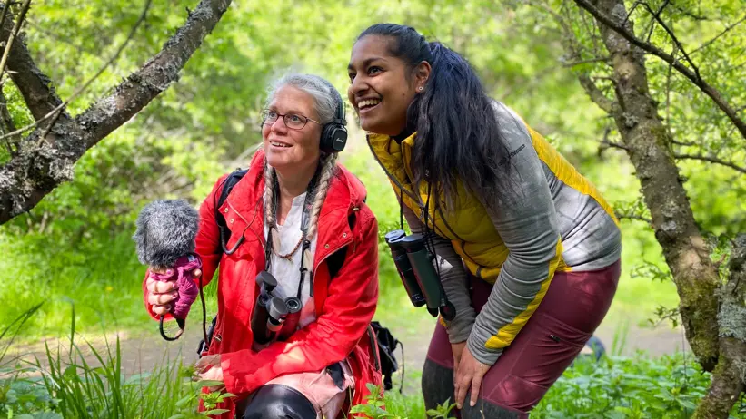 Reporter Lisa Henkow och naturvägledare Linnea Henriksson vid Getterön