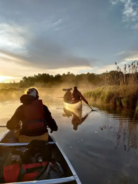 Fältreporter Lena Näslund sänder från kanot.