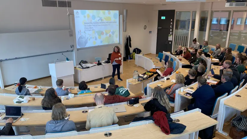 En kvinna pratar på en konferens