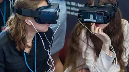 Användare med bärbar VR-lösning vilket utnyttjar smartphone som bildskärm. Foto: CTBTO Photostream (CC BY 2.0), Flickr.com