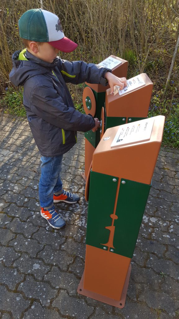 Ljudinstallationer utomhus som drivs med handvred. 