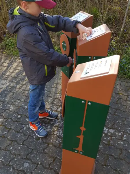 Ljudinstallationer utomhus som drivs med handvred.