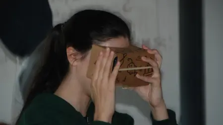 Användare med “Cardboard” VR.