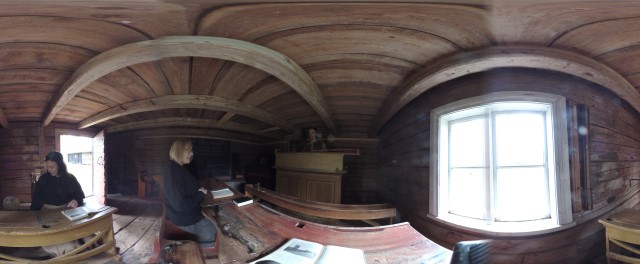 Äldre timrad skolsalsmiljö