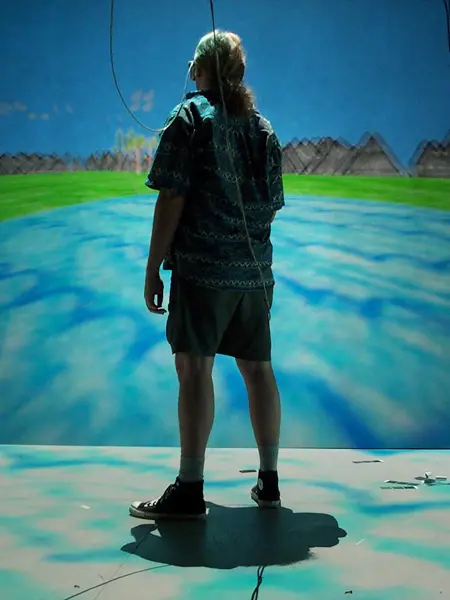 Deltagare som utforskar en VR-projektion.