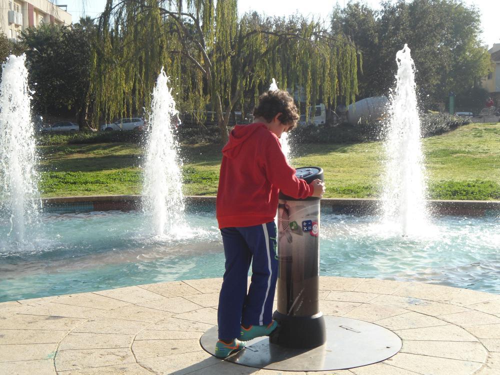 Fotpumpsaktiverad ljudstation i park.