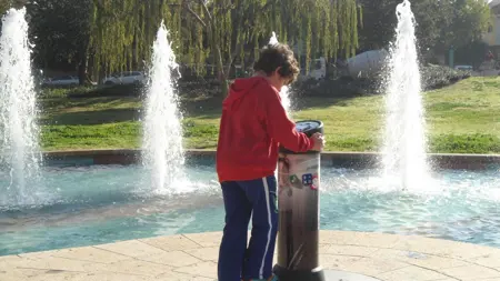 Fotpumpsaktiverad ljudstation i park.