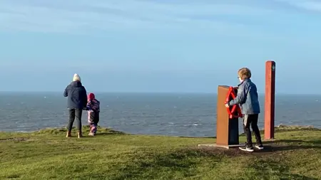 Besökare utforskar ljudstationen ”Storyteller” i form av ett styrhjul.