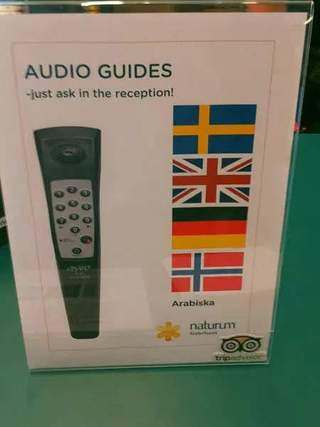 Informationsskylt om flerspråkig guidelur.