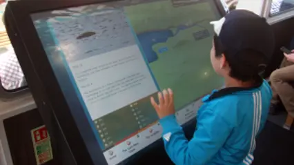 Ung besökare vid interaktiv digital skylt