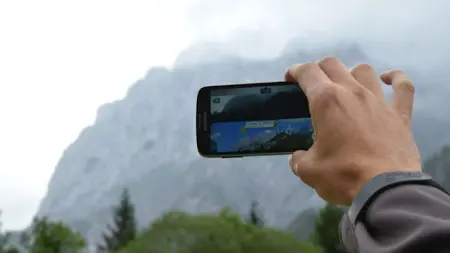 Ett berg och en mobiltelefon framför