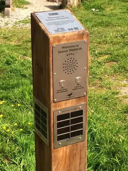 Solcellsdriven ljudstation vid vandringsled. Foto: Blackbox-AV