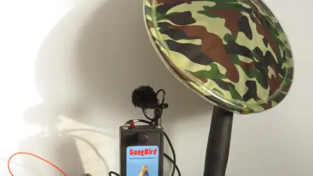 Handhållen parabolmikrofon med förstärkarenhet.