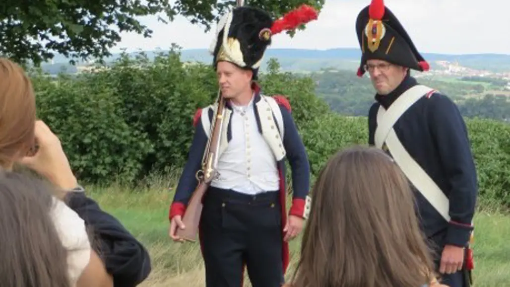 Två personer utklädda till soldater under Napoleon
