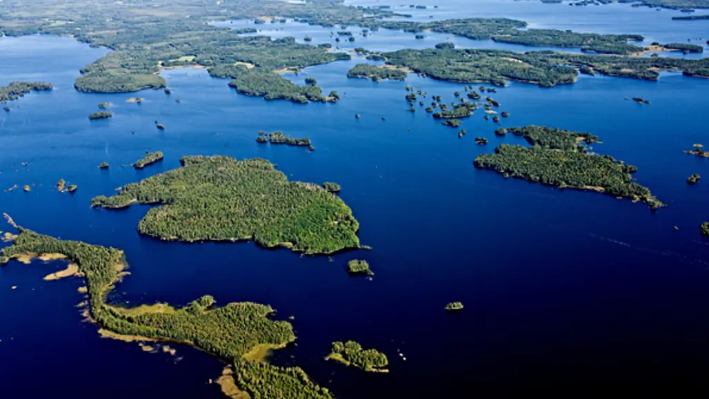 Landskap: sjö med skogsbeklädda öar och halvöar. Foto.