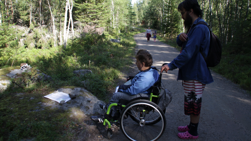 En person i rullstol och en till person