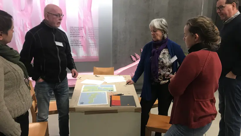 Personer pratar runt ett bord