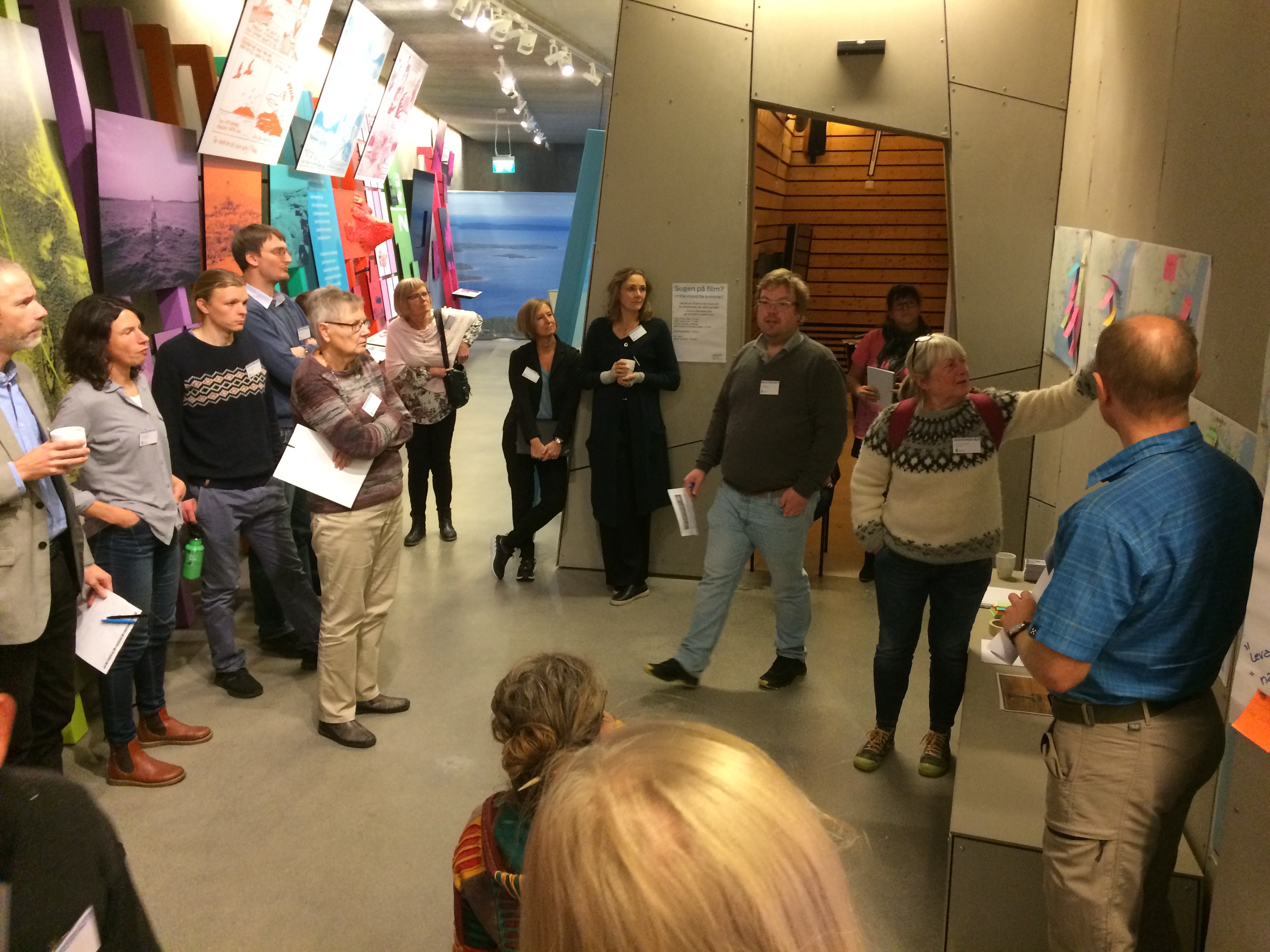 Personer pratar inomhus