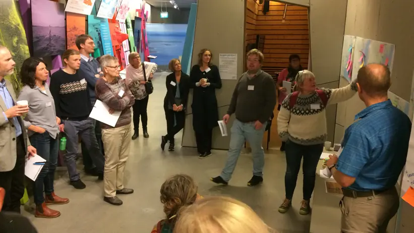 Personer pratar inomhus