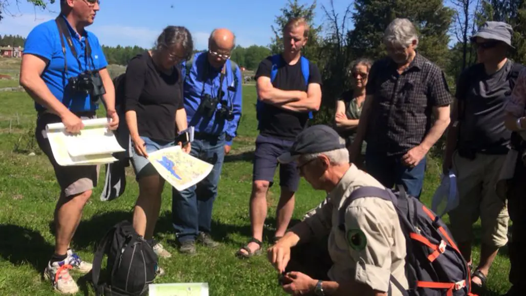 Flera personer utomhus som pratar med varandra