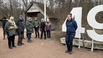 Personer vid en invigning utomhus