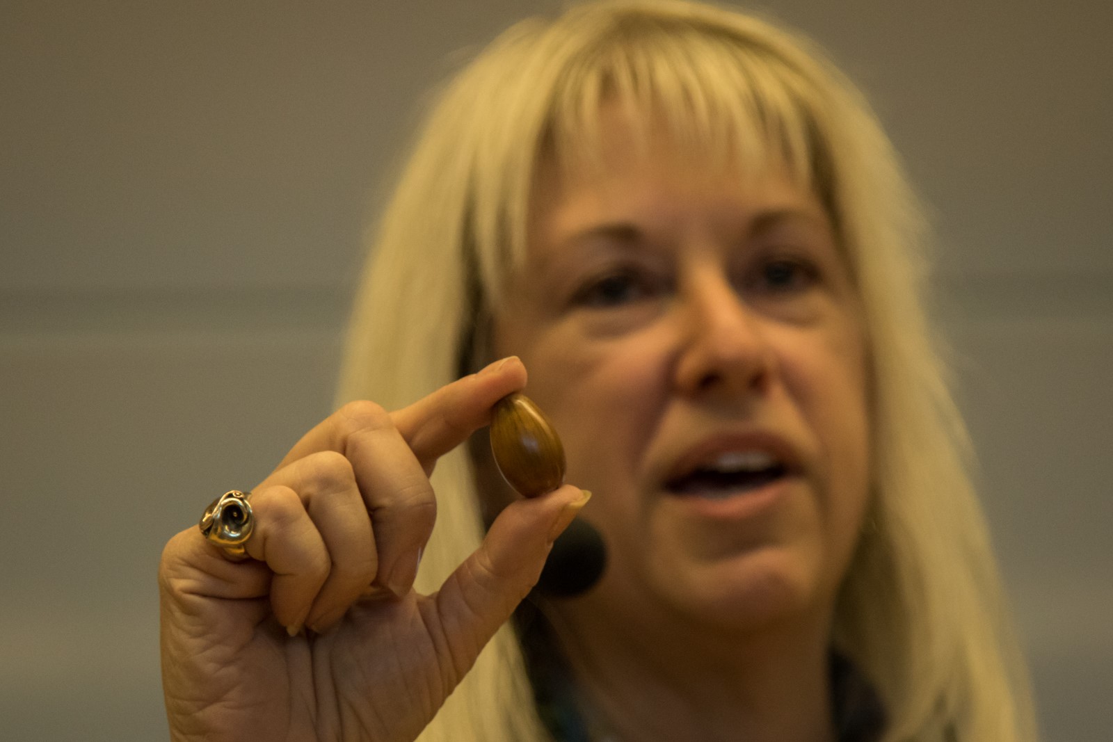 En kvinna med ett ekollon