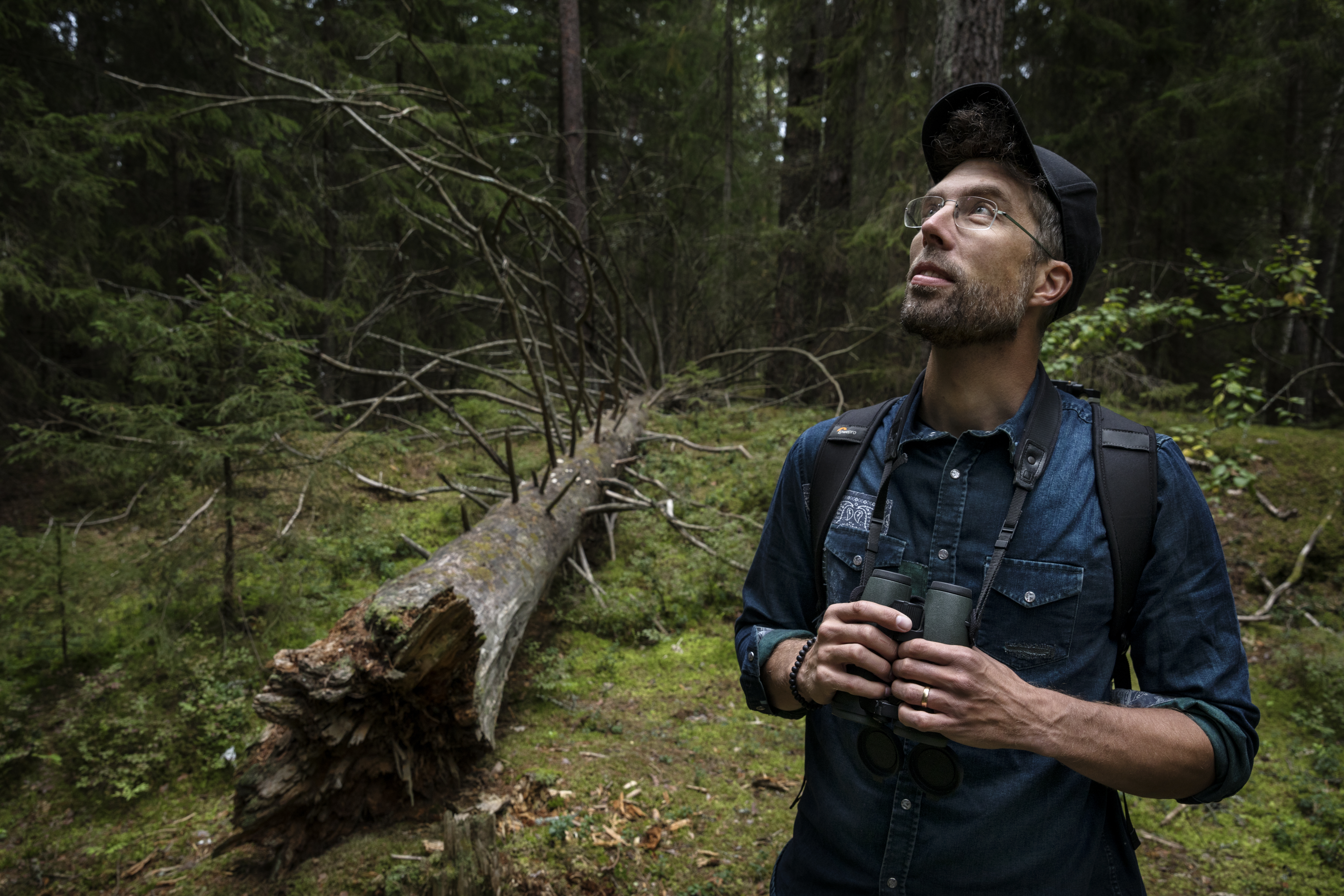 En man i en skog
