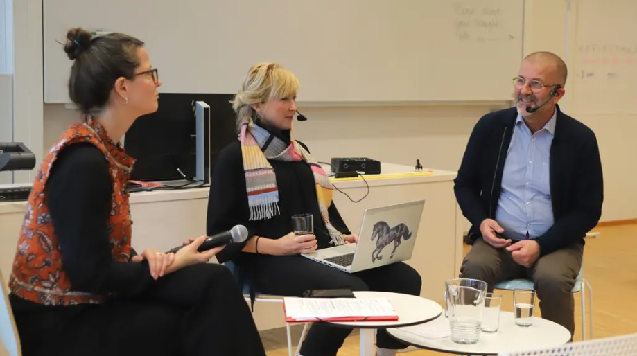 Tre personer i en paneldebatt