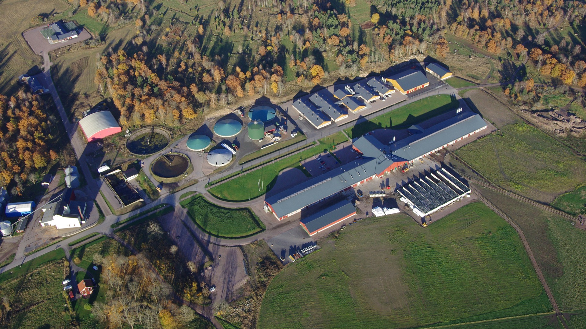 En flygbild över en gård. Foto.