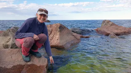 En kvinna vid havet. Foto.