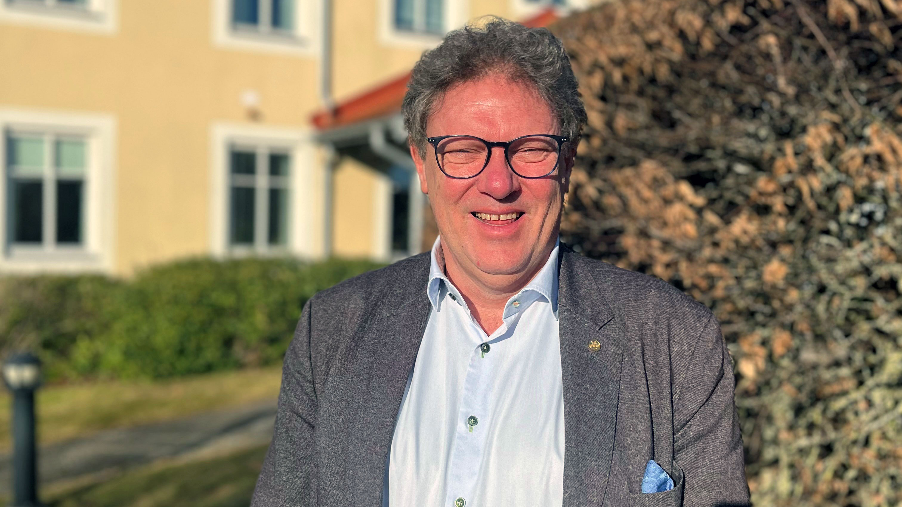 Close-up of a middle-aged man with the sun on his face. Photo. 