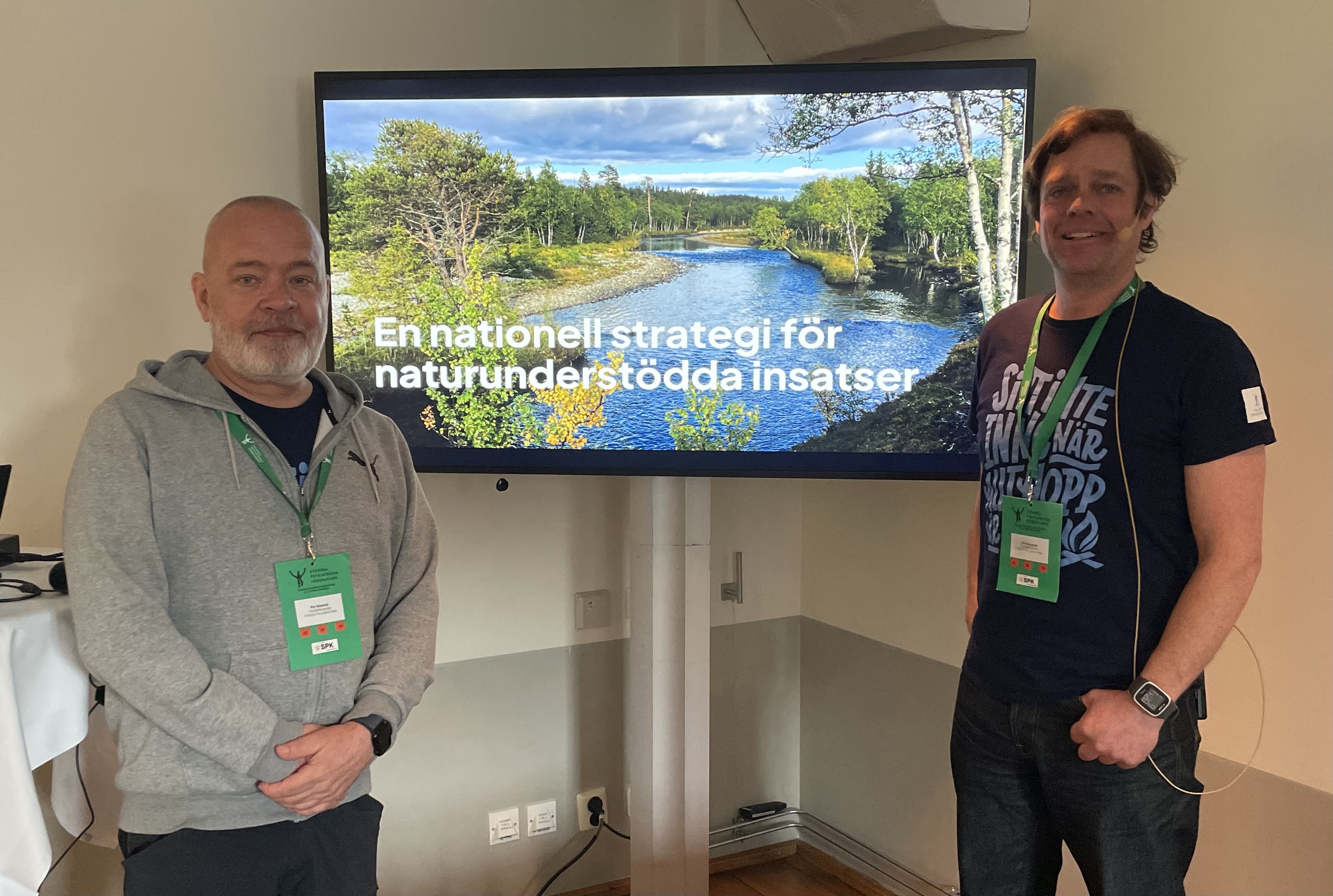 Två män framför en tv