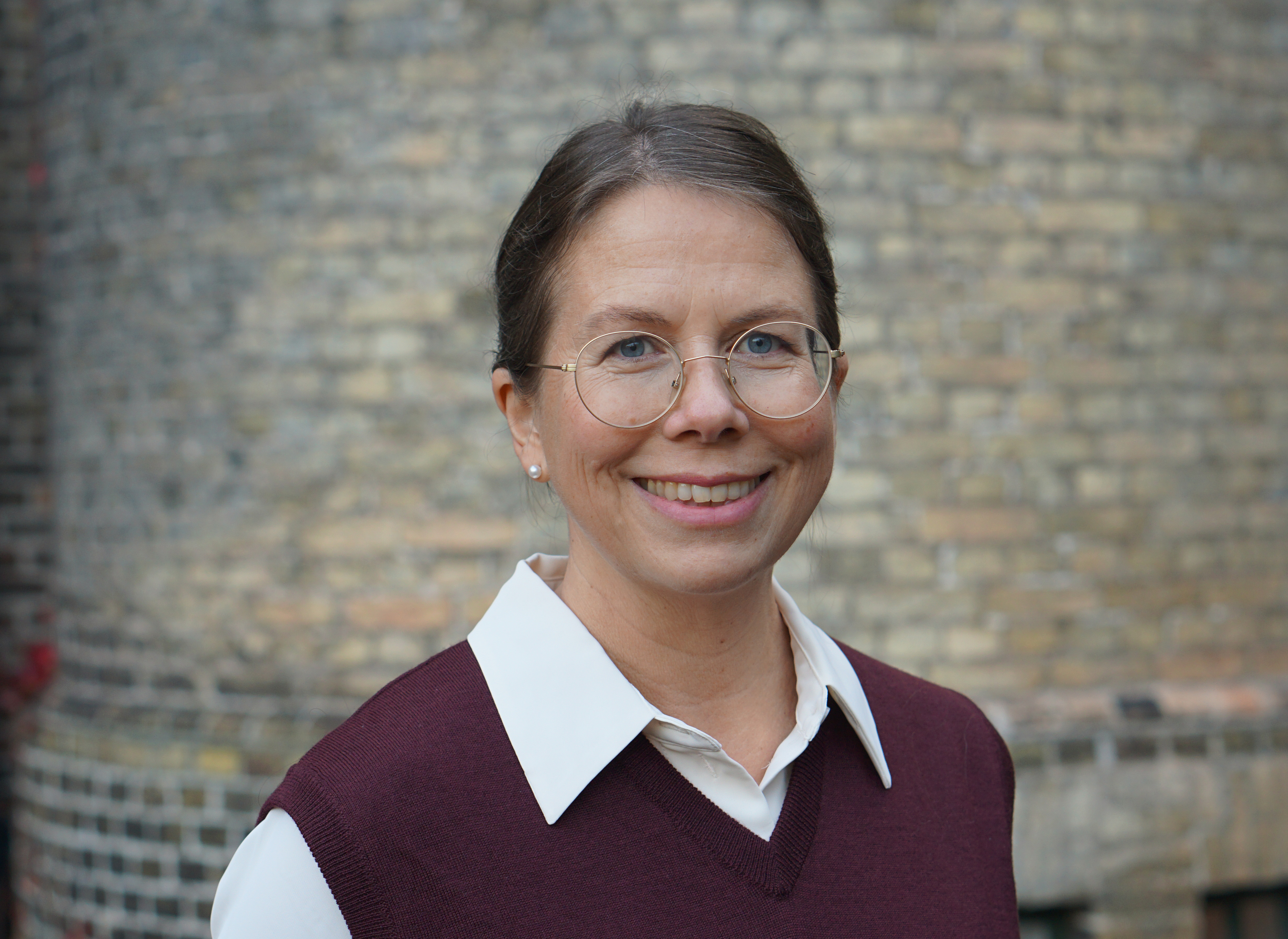 En kvinna som ler