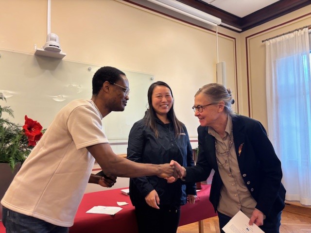 En grupp som skakar händer